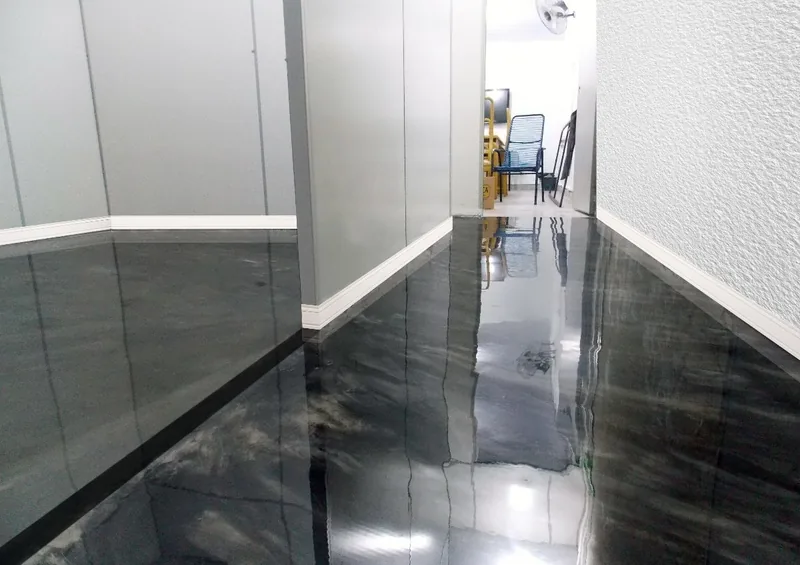 Corredor com piso de revestimento epóxi MarmoreFlex preto metálico espelhado